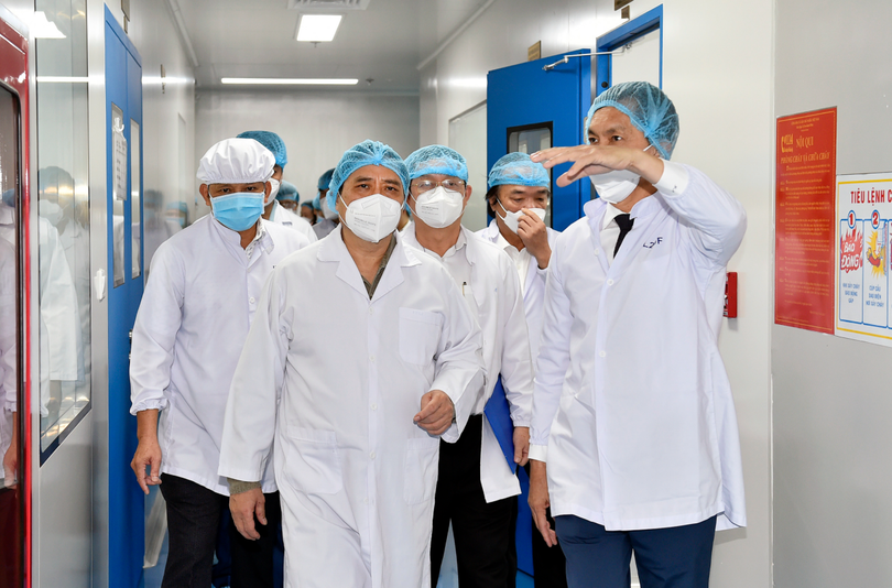 Thủ tướng Phạm Minh Chính thăm Công ty cổ phần công nghệ sinh học dược Nanogen-đơn vị nghiên cứu, sản xuất vaccine phòng COVID-19 Nanocovax tại khu công nghệ cao TP. Hồ Chí Minh (Ảnh: Nhật Bắc)