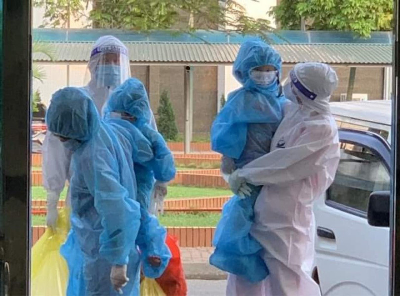 Trẻ nhỏ được bố mẹ đưa đi cách ly (Ảnh - BYT)