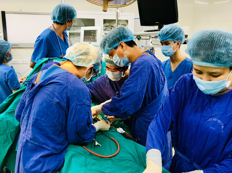 Các bác sĩ phẫu thuật cấp cứu cho bệnh nhân (Ảnh - BVCC) 