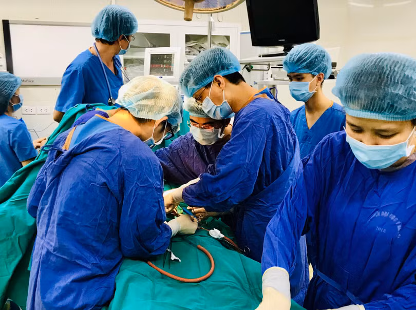 Các bác sĩ phẫu thuật cấp cứu cho bệnh nhân (Ảnh - BVCC) 