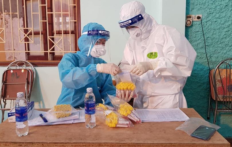 Nhân viên y tế lấy mẫu xét nghiệm COVID-19 (Ảnh - BYT) Nhân viên y tế lấy mẫu xét nghiệm COVID-19 (Ảnh - BYT)