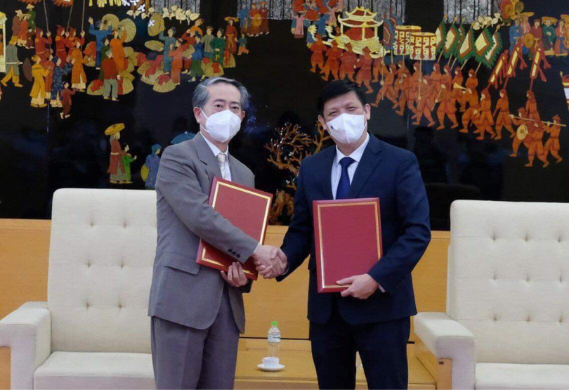 Bộ trưởng Bộ Y tế Nguyễn Thanh Long và ông Hùng Ba - Đại sứ đặc mệnh toàn quyền nước Cộng hoà nhân dân Trung Hoa - trao biên bản bàn giao lô hàng viện trợ gồm 500.000 liều vaccine và hơn 500.000 bơm kim tiêm (Ảnh - Trần Minh) Bộ trưởng Bộ Y tế Nguyễn Thanh Long và ông Hùng Ba - Đại sứ đặc mệnh toàn quyền nước Cộng hoà nhân dân Trung Hoa - trao biên bản bàn giao lô hàng viện trợ gồm 500.000 liều vaccine và hơn 500.000 bơm kim tiêm (Ảnh - Trần Minh)