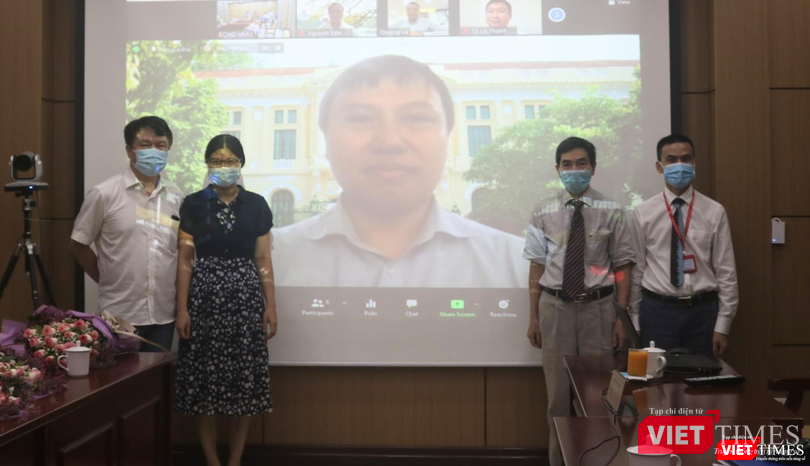 Các thành viên Hội đồng bảo vệ Luận án tiến sĩ chụp ảnh kỉ niệm (Ảnh - Minh Thúy)