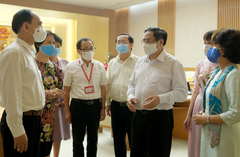 Thủ tướng Phạm Minh Chính trao đổi với cácđại biểu tham dự cuộc làm việc. (Ảnh - Quang Hiếu)