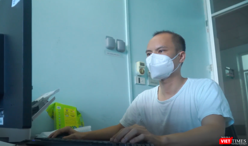 Nguyễn Văn Dưỡng – Phó Trưởng Khoa Điều trị, Bệnh viện dã chiến số 1 Bắc Ninh – sáng tạo ra phần mềm nhập dữ liệu của bệnh nhân COVID-19 (Ảnh - Lê Minh, nguồn - BYT) 