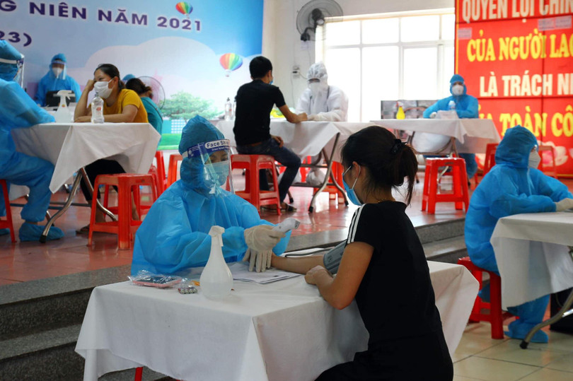 Nhân viên y tế khám sàng lọc trước tiêm (Ảnh - Đức Duy) Nhân viên y tế khám sàng lọc trước tiêm (Ảnh - Đức Duy)