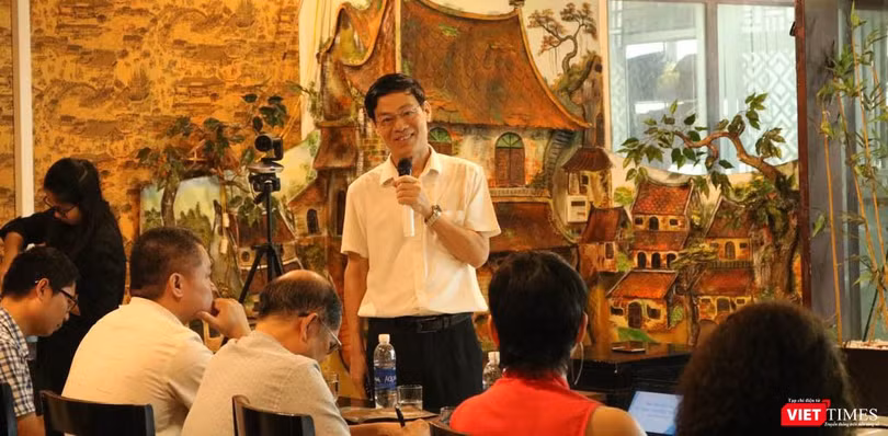 Nhà báo Lê Nghiêm - Phó chủ nhiệm câu lạc bộ cafe số. Ảnh: Minh Thúy