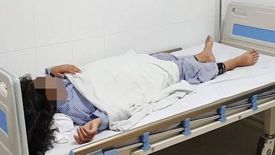 Bé gái 13 tuổi đang được điều trị tại Bệnh viện Da liễu Trung ương. 