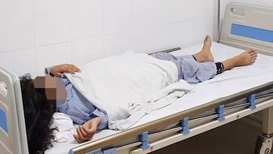 Bé gái 13 tuổi đang được điều trị tại Bệnh viện Da liễu Trung ương. 