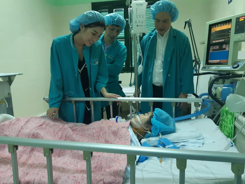 Hoa hậu Đỗ Mỹ Linh thăm bé Chi tại bệnh viện