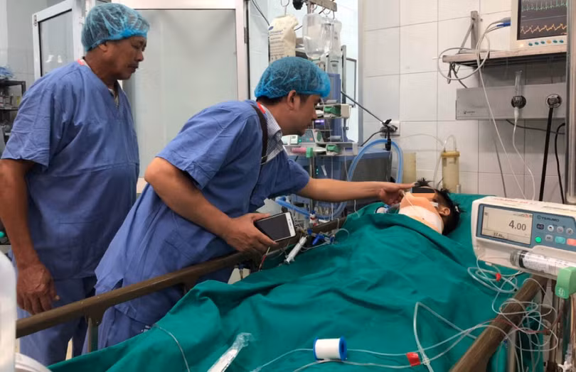 Gia đình gặp anh Soái lần cuối trước khi các bác sĩ đưa anh vào phòng mổ thực hiện ca lấy và ghép đa tạng. 