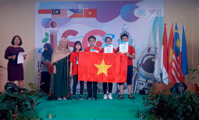 Học sinh đoàn Việt Nam nhận giải huy chương vàng. 