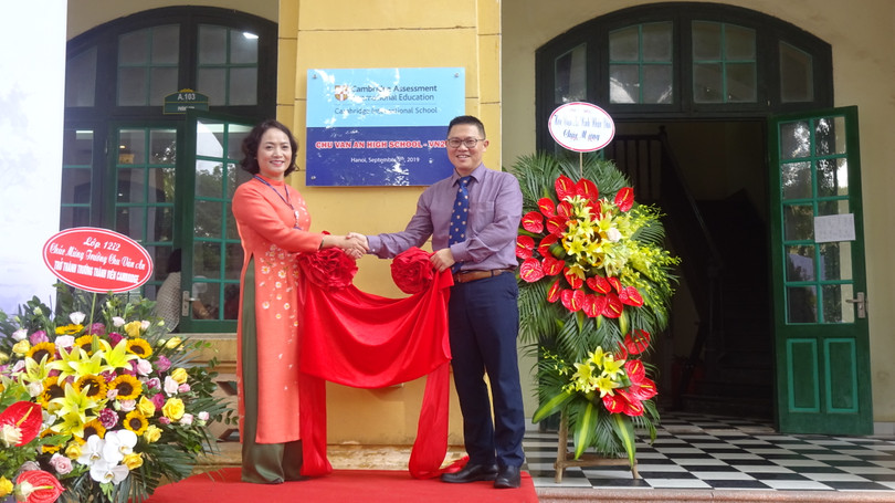 Lễ gắn biển mã trường Cambridge Intenational VN283 cho Trường THPT Chu Văn An. 