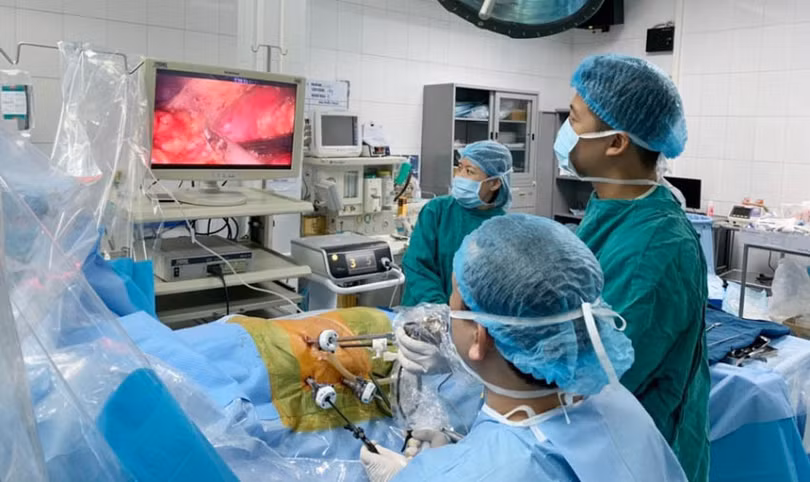 Các bác sĩ tiến hành nội soi lấy thận từ người cho 