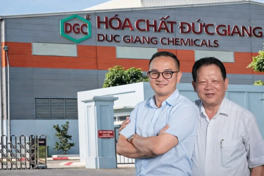 Ai đang sở hữu Hóa chất Đức Giang?
