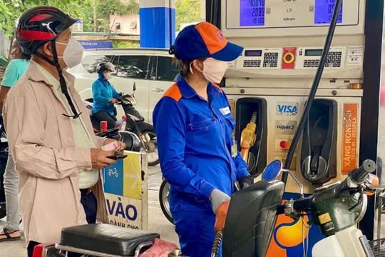 Khuyến khích người dân làm việc từ xa để giảm tiêu thụ xăng dầu