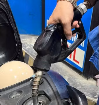 Giá xăng tăng hơn 2.000 đồng một lít