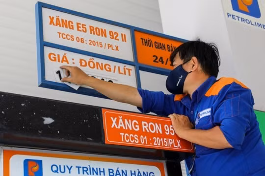 Giá xăng giảm gần 4.000 đồng/lít