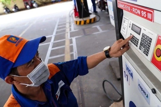 Giá xăng tiếp tục tăng, vượt ngưỡng 29.000 đồng/lít