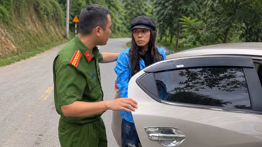 Công an Lào Cai vây bắt đối tượng tàng trữ ma túy, ngụy trang tóc giả bỏ chạy suốt 10km