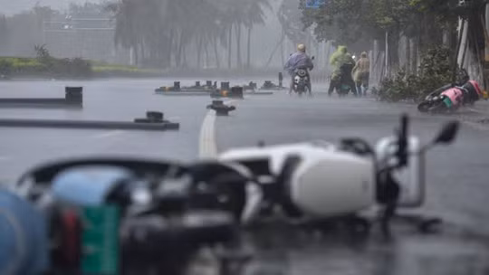 Bão Bavi tiến gần Trung Quốc: Gần 100.000 người sơ tán khẩn cấp, mưa lớn sắp trút xuống