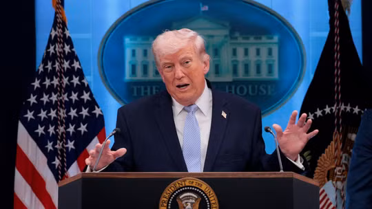 Ông Trump giáng đòn cực mạnh vào Iran: Hormuz thành "điểm nghẽn", hàng hóa gánh phí 20%