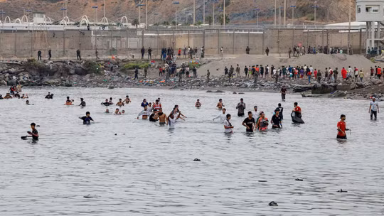 Tây Ban Nha dựng rào chắn nổi ở Ceuta sau vụ vượt biên khiến 67 người thiệt mạng