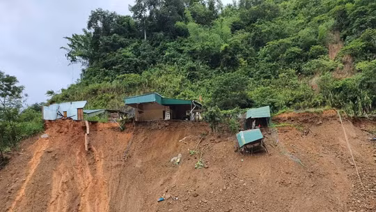 Báo động khẩn nguy cơ lũ quét, sạt lở và sụt lún đất do mưa lũ ở các tỉnh Bắc Bộ