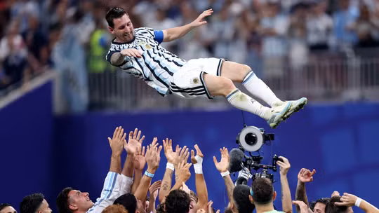 Messi bật khóc sau màn thoát hiểm ngoạn mục của Argentina trước Ai Cập