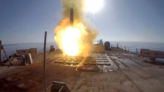 Mỹ không kích Iran ngày thứ 9 liên tiếp, eo biển Hormuz rung chuyển vì 2 tàu chở dầu phát nổ