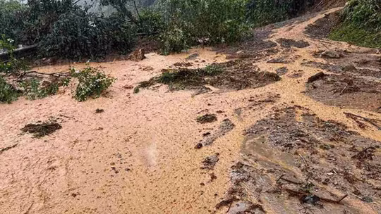 Sơn La: Mưa lũ ồ ạt tràn về khiến QL6 sạt lở nghiêm trọng, hàng chục hộ dân sơ tán khẩn trong đêm