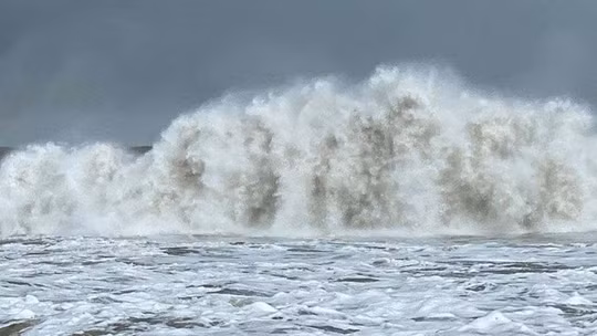 Cảnh báo dông, lốc xoáy và gió giật mạnh trên vùng biển ngoài khơi tỉnh Quảng Ninh