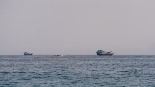 Iran cân nhắc cấm tàu của Mỹ - Israel và các nước "thù địch" khác đi qua eo biển Hormuz