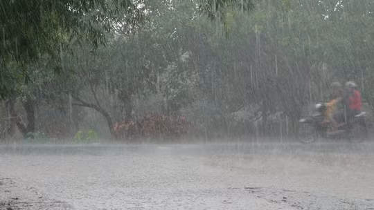 Bắc Bộ bước vào đợt mưa lớn, cảnh báo dông lốc, mưa đá, gió giật mạnh ở nhiều khu vực