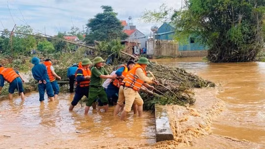 Áp thấp nhiệt đới diễn biến phức tạp, lực lượng Công an nhân dân kích hoạt phương án ứng phó