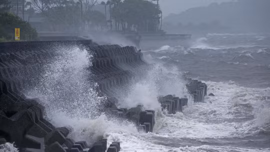 Siêu bão Dolphin tiếp tục mở rộng phạm vi ảnh hưởng, cảnh báo biển được kích hoạt