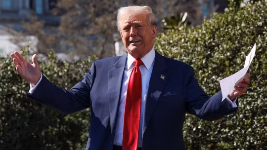 Ông Trump dọa tính thêm “phí ô nhiễm” với Canada vì khói cháy rừng lan sang Mỹ
