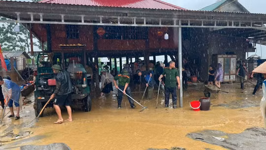 Lào Cai: Đường phố ngổn ngang đất đá sau lũ, Công an khẩn trương hỗ trợ nhân dân khắc phục hậu quả