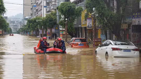 Mưa lũ “nhấn chìm” đường phố sau siêu bão Bavi, Trung Quốc kích hoạt chiến dịch cứu hộ khẩn cấp