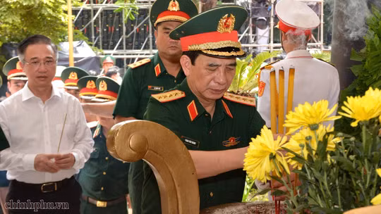 Đại tướng Phan Văn Giang dâng hương tưởng niệm các Anh hùng liệt sĩ tại Công viên Lê Thị Riêng