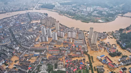 Bão Ba Vì dai dẳng sau 2 ngày đổ bộ, Trung Quốc căng mình đối phó lũ lụt nghiêm trọng