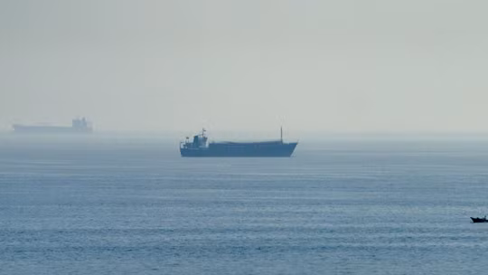 Tàu hàng bất ngờ bị tấn công gần eo biển Hormuz, đàm phán Mỹ - Iran tiếp tục rơi vào bế tắc