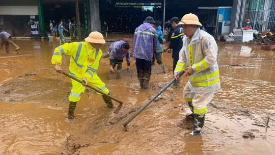 CSGT Sơn La căng mình phân luồng giao thông, hỗ trợ người dân ứng phó mưa lũ tại Mường La
