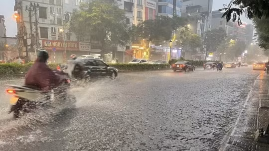 Cảnh báo nguy cơ xảy ra dông, lốc sét và mưa đá trong ít giờ tới tại khu vực TP Hà Nội