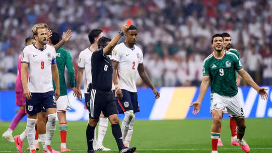 Các cựu trọng tài FIFA lên tiếng, chỉ ra nghịch lý trong án phạt của Quansah và Balogun