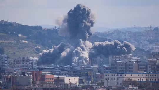 Israel trút “mưa hỏa lực” không kích miền Nam Lebanon sau ngày đàm phán đầu tiên tại Rome