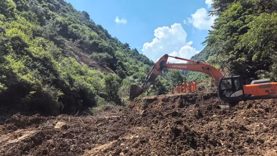 Sạt lở đất kinh hoàng ở Cam Túc (Trung Quốc), ít nhất 21 người thiệt mạng