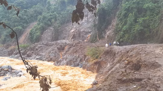 Mưa lớn kích hoạt nguy cơ lũ quét, sạt lở đất trên diện rộng ở 5 tỉnh miền núi phía Bắc