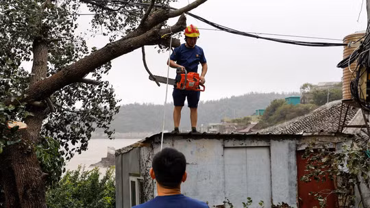 Siêu bão Bavi tiếp tục hoành hành, Trung Quốc kích hoạt hàng loạt biện pháp ứng phó khẩn cấp