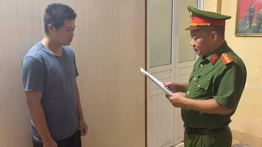 Khởi tố đối tượng say rượu đập phá tài sản, xúc phạm cán bộ UBND xã ở Hưng Yên